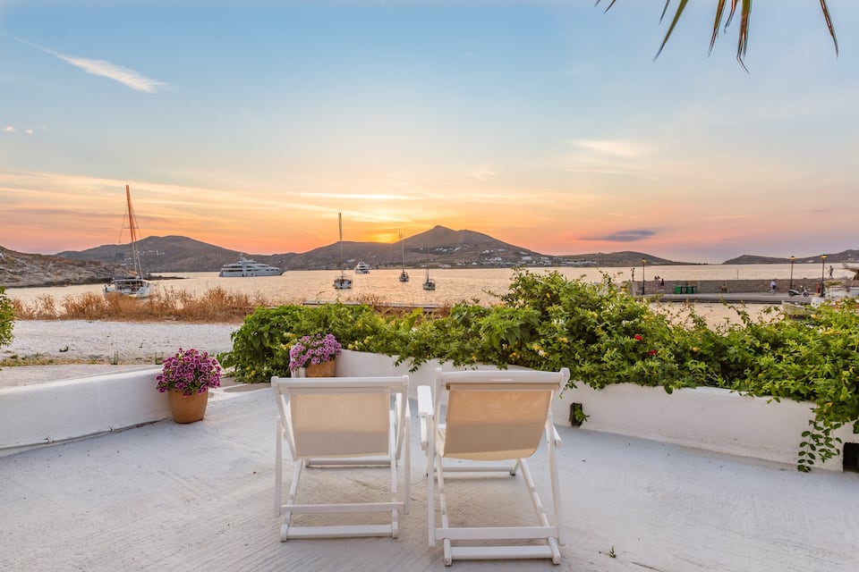 A sea-view flat on the harbour at Naousa, Naousa, Paros, Greece, photo 2 of 10