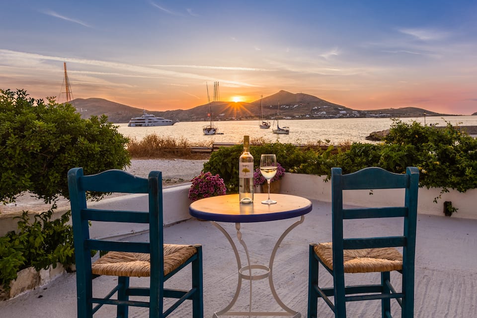 A sea-view flat on the harbour at Naousa, Naousa, Paros, Greece, photo 1 of 10