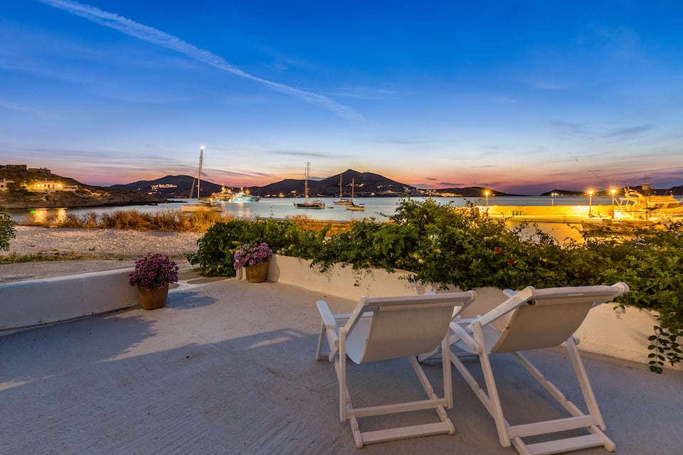 A sea-view flat on the harbour at Naousa, Naousa, Paros, Greece, photo 4 of 10