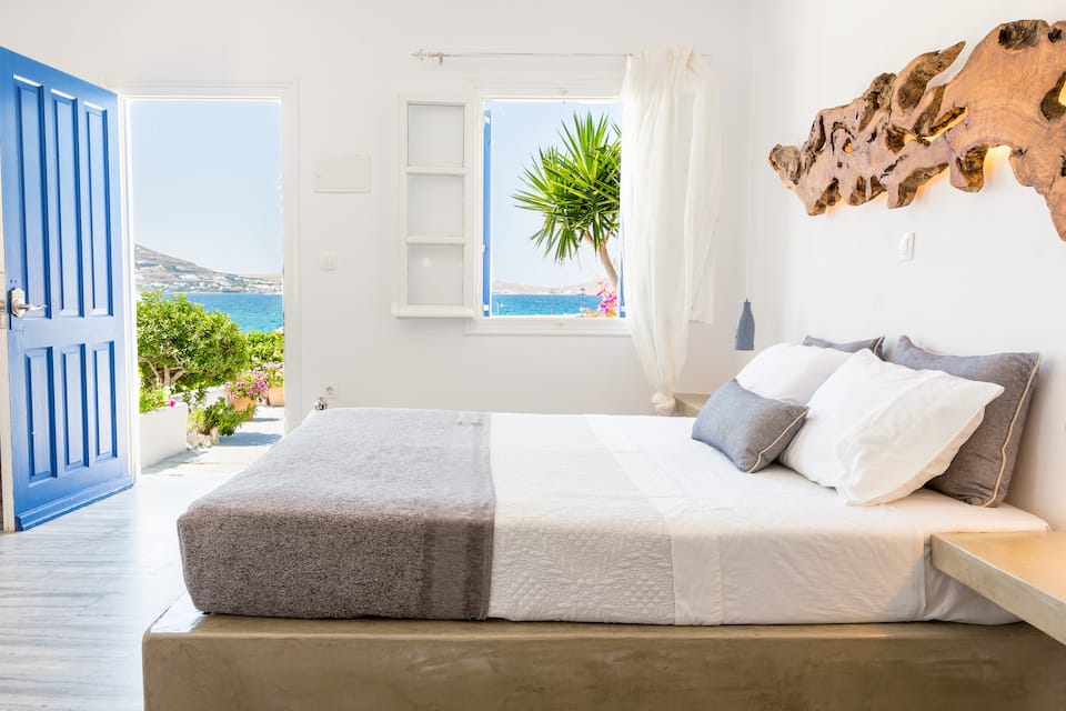 A sea-view flat on the harbour at Naousa, Naousa, Paros, Greece, photo 6 of 10