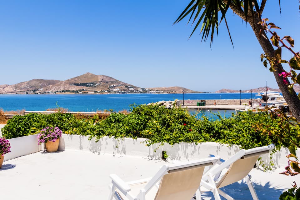 A sea-view flat on the harbour at Naousa, Naousa, Paros, Greece, photo 3 of 10