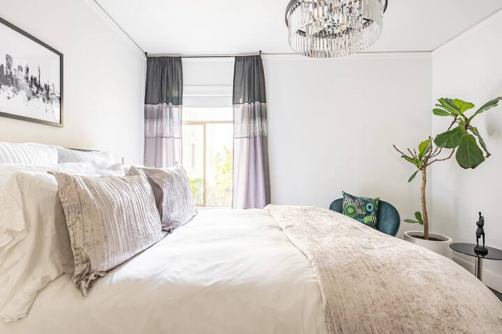 Gorgeous Marina Home near the Golden Gate Bridge gallery image 2