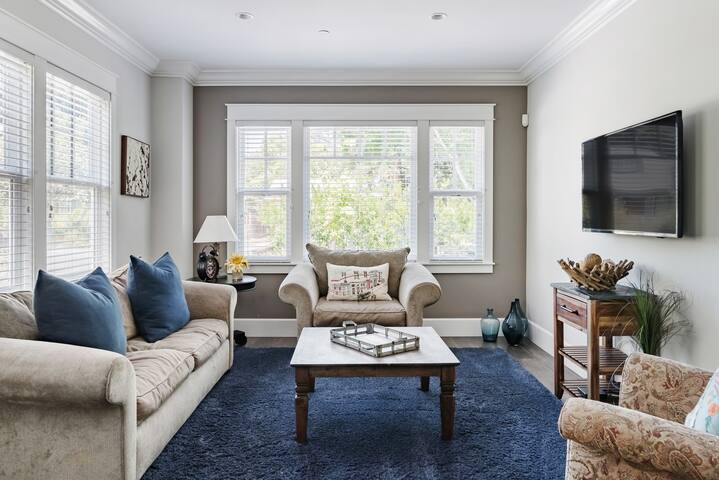 Porta Azul House Near Downtown Dining Destinations