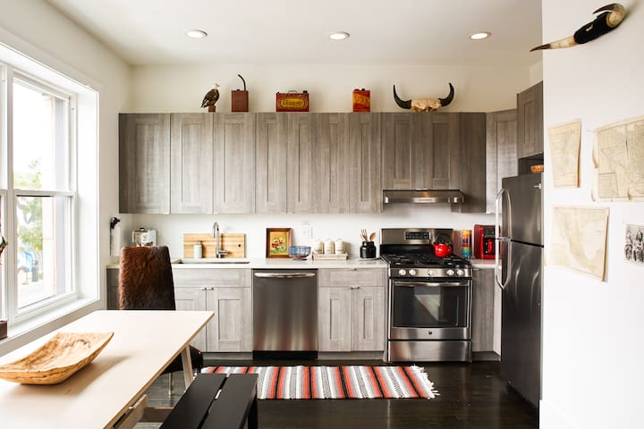 El Motel Dos in Logan Square with grill and patio gallery image 4