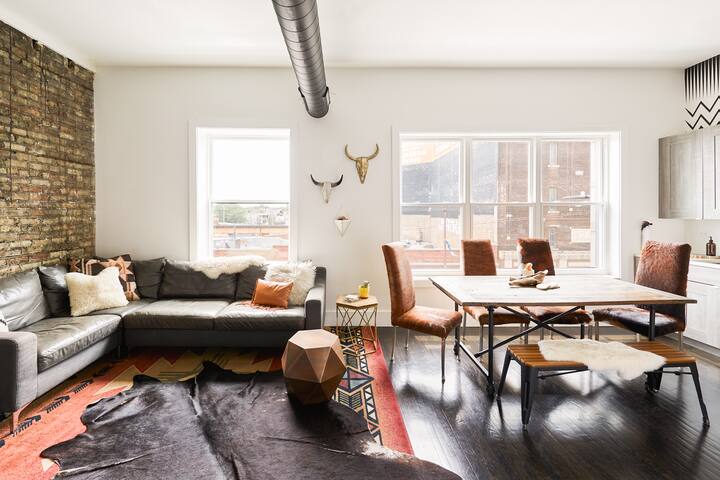 El Motel Tres Penthouse in Logan Square w/grill gallery image 3