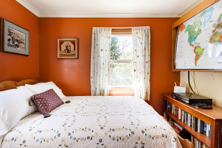 Bedroom 2. (Pull-down map covers the TV)