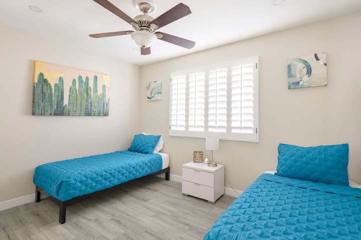 Chumba cha Mapacha kilicho na vizuizi vya Kupanda, kabati, Vitanda viwili