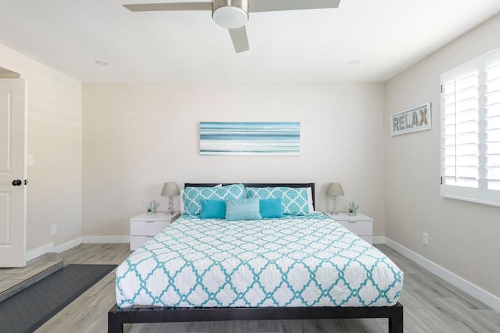 Chumba cha kulala cha Msingi kilicho na kitanda aina ya King, runinga na bafu la Ensuite.  