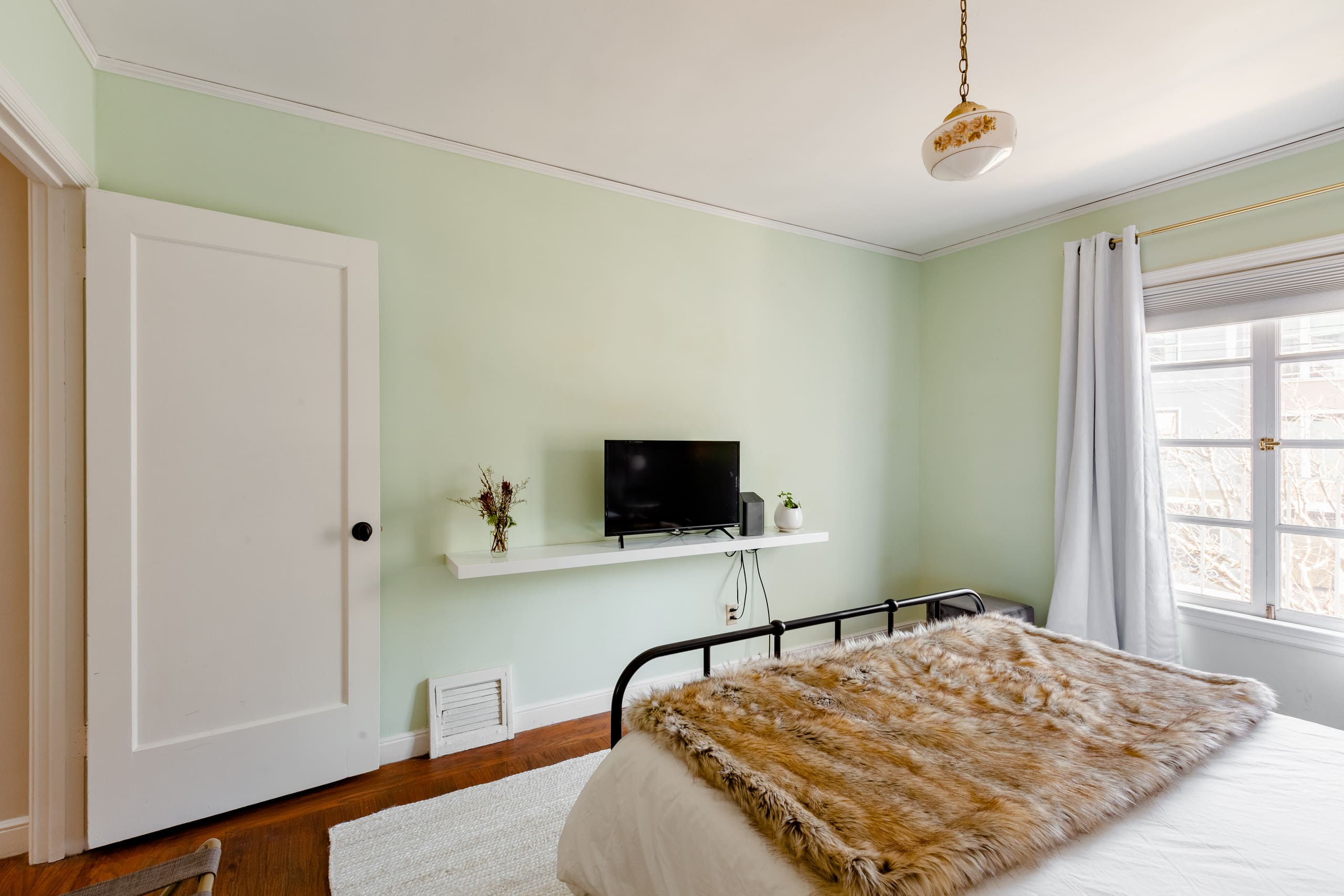 Home in San Francisco · ★4.96 · 2 bedrooms · 2 beds · 1 bath - Image 18