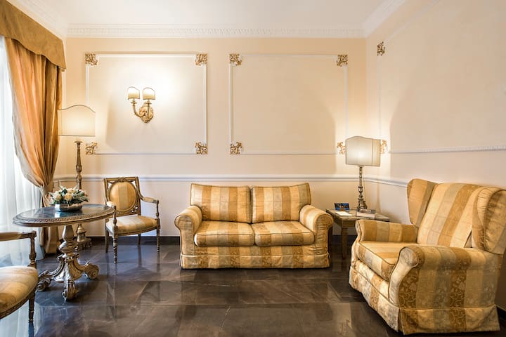 Luxury 3BR Apartment near Spanish Steps gallery image 2