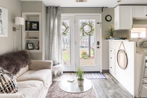 Walk to Vandy from a Renovated Midtown Cottage