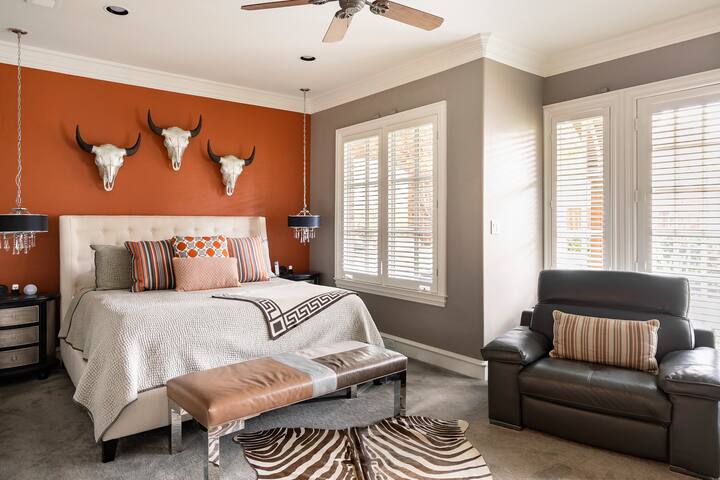 Amazing Luxury, Art-Filled Home in Preston Hollow gallery image 4