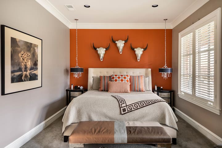 Amazing Luxury, Art-Filled Home in Preston Hollow gallery image 3