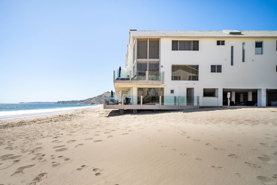 A Malibu Road townhouse on the sand, Malibu, California, United States, photo 2 of 10