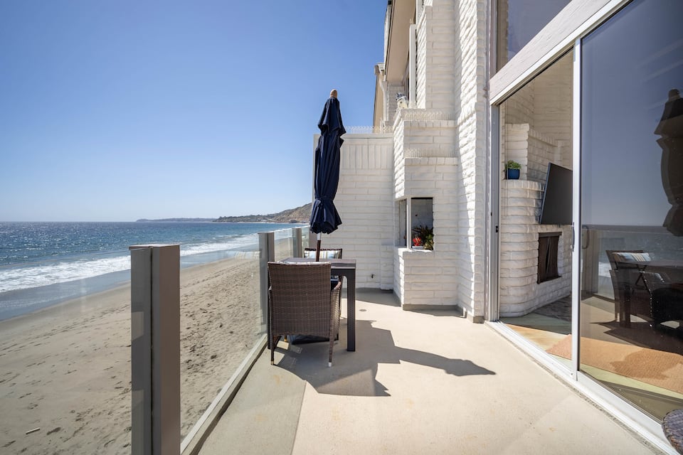 A Malibu Road townhouse on the sand, Malibu, California, United States, photo 8 of 10