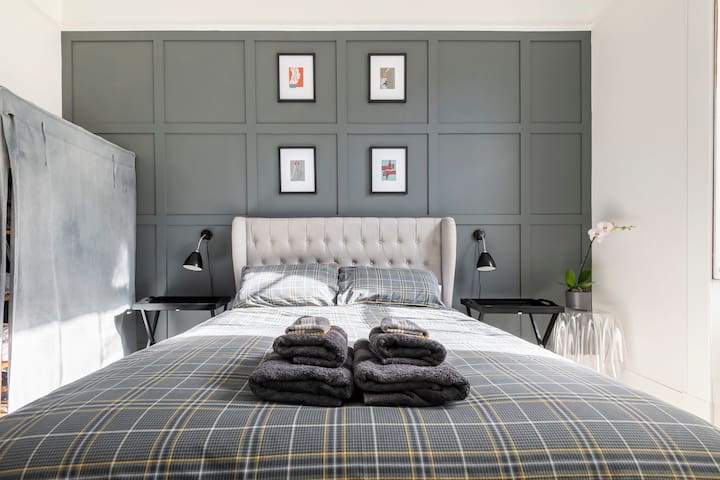 Relax at an Airy, Art-filled Old Town Home gallery image 5