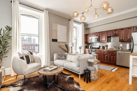 Stylish Apartment in the Art Museum Area with Parking