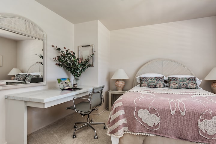 Kitanda aina ya Queen chenye sehemu ya kufanyia kazi