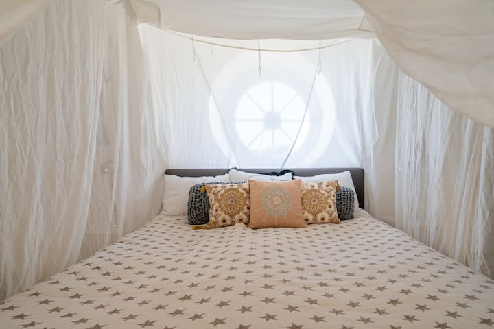 Mezzanine med dubbelsäng, 180 cm.