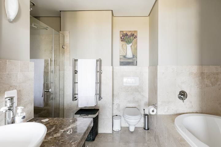 Refined and Luxurious V&A Waterfront Flat gallery image 4