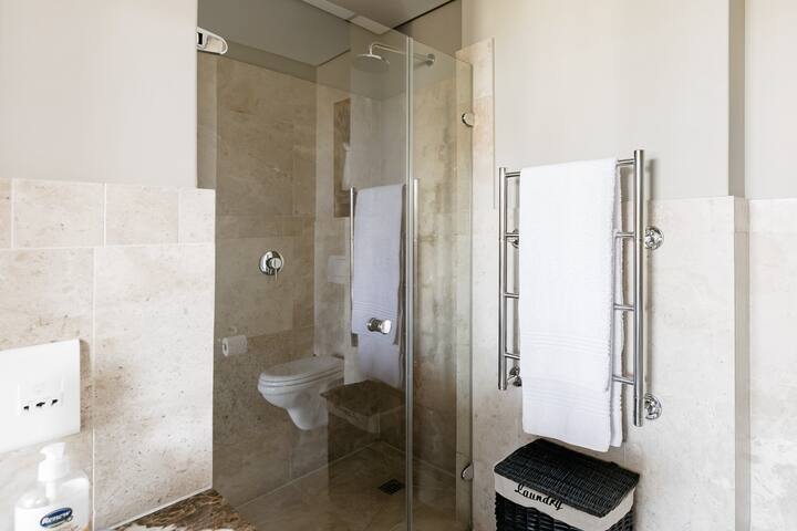 Refined and Luxurious V&A Waterfront Flat gallery image 5