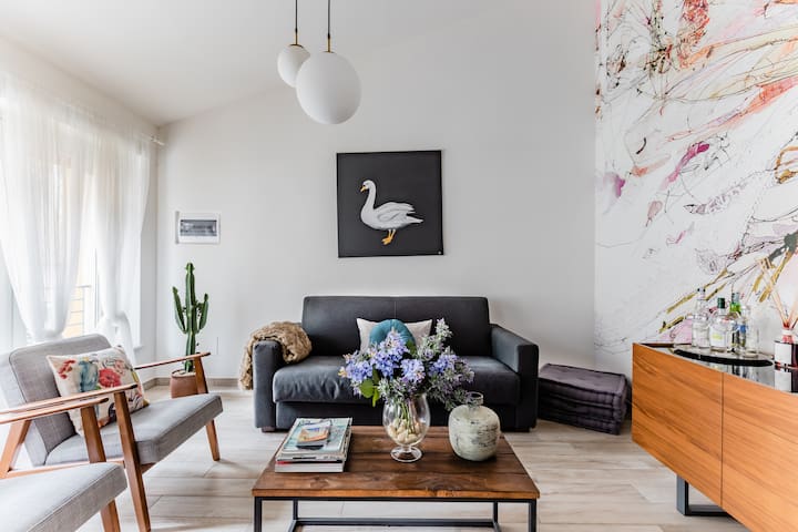 Arty and Bright Townhouse near the Famous Central Market with Garage.