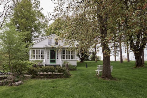 Stylish Hawthorne Valley Farmhouse Retreat