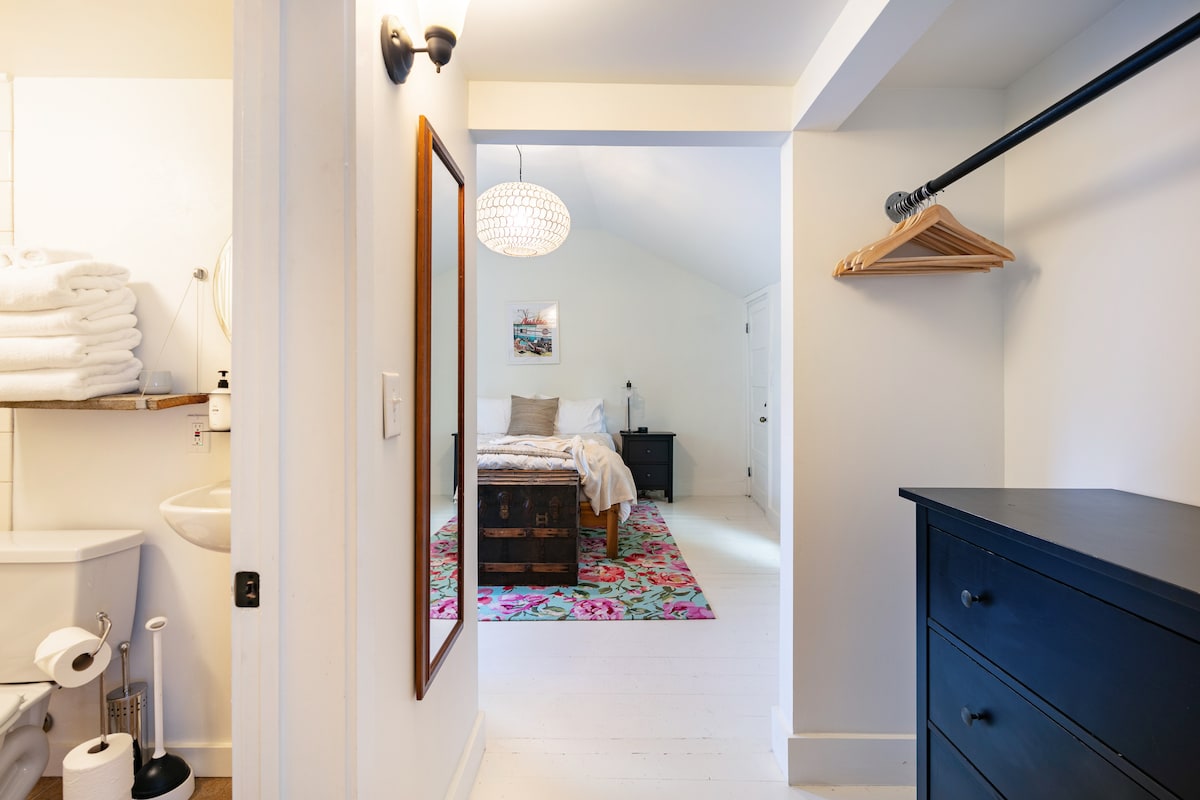 The Urban Cottage — Guesthouse Near Downtown