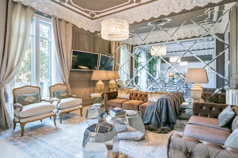 Anuncio de Airbnb popular: See Rambla de Catalunya from an Opulent Apartment en Sant Gervasi Galvany