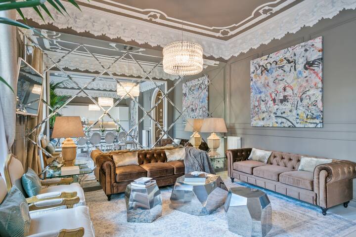 See Rambla de Catalunya from an Opulent Apartment gallery image 3