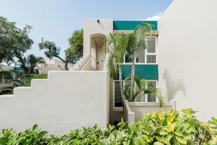 Private Top-Floor Apartment with Mountain and Ocean Views