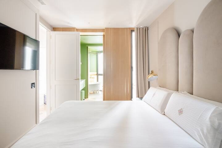 Luxury apartment w/terrace and personal assistant gallery image 2