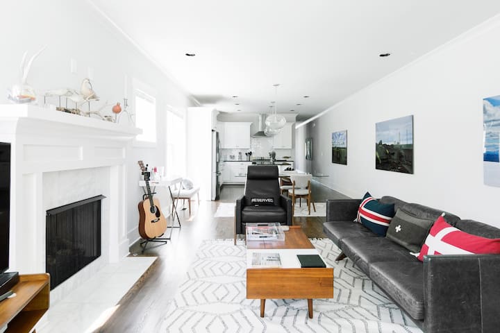 Songwriter’s Den | Signed Lyric Room + 12South