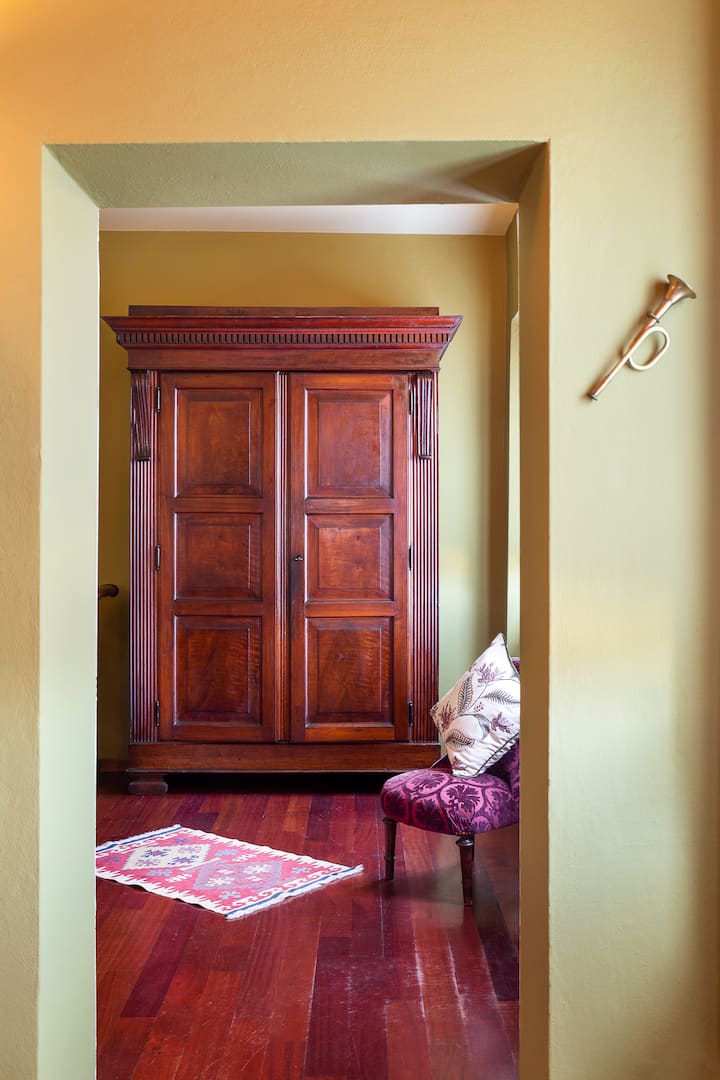 单人卧室。原装古董家具