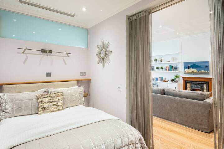 Chic Luxury, Private Garden Square, Air Con & Extras gallery image 3