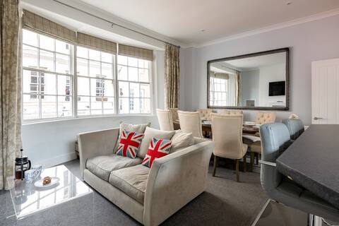 Walk to Windsor Castle from a Charming Period Townhouse