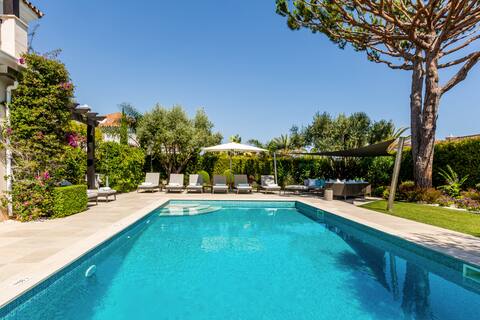 Successful Airbnb property: Incredible Villa Teeming with Family Activities in Almancil