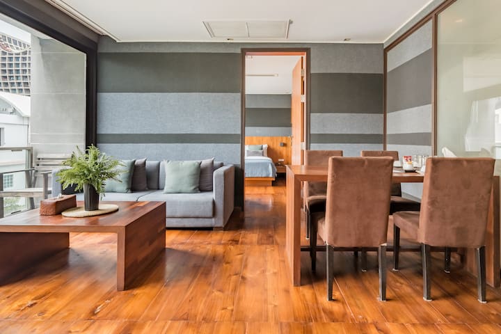 Head Into Bangkok From a Chic Home