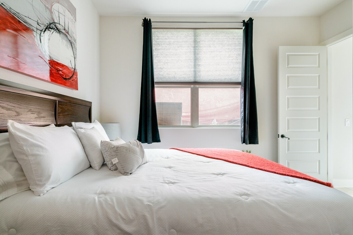 Inviting, Roomy Escape in Hip East Austin with a Garage Gym