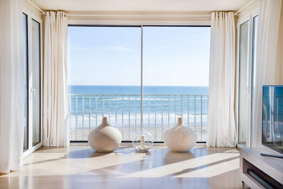 A white beachfront flat with three balconies, Gavà, Barcelona, Spain, photo 4 of 10