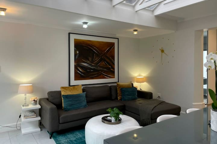 Casa Papi, Bright, Modern Retreat in Camps Bay gallery image 2