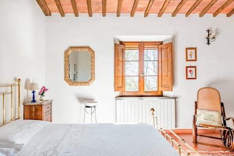 Unplug at a 17th-Century Farmhouse Enveloped by Olive Groves
