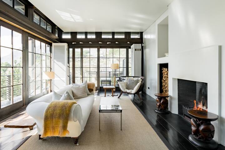 Chic Architectural House Perched on a City Bowl Hillside