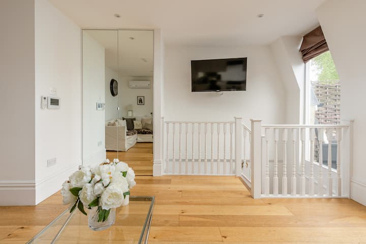 Radiant Flat With A Charming Roof Balcony - Earl's Court