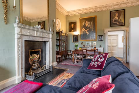 Successful Airbnb property: A Large Guest Suite in a Historic Irish Georgian House in North Inner City