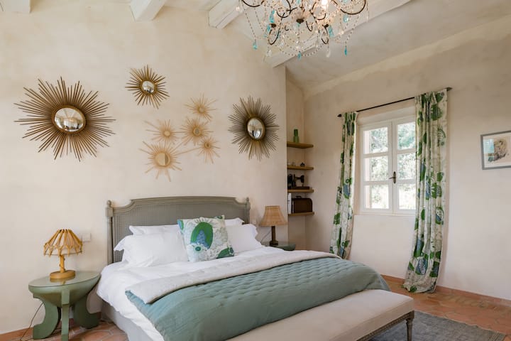 Chambre n °3 : chambre de couture
Maison principale - 1er étage 