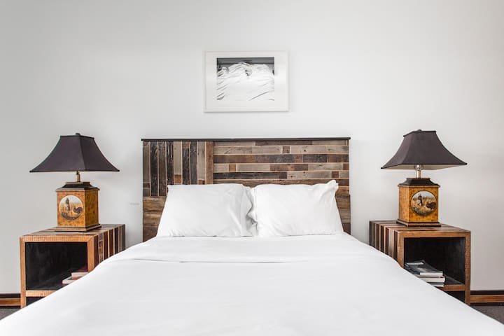 The Woodsman’s Gallery at OHC – No Cleaning Fee! gallery image 5