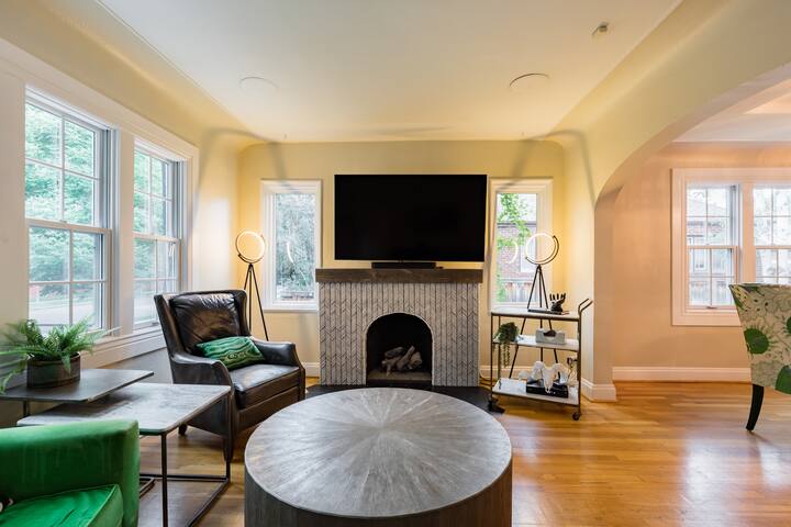 Re-Imagined Brick Bungalow In Charming Bonnie Brae gallery image 3