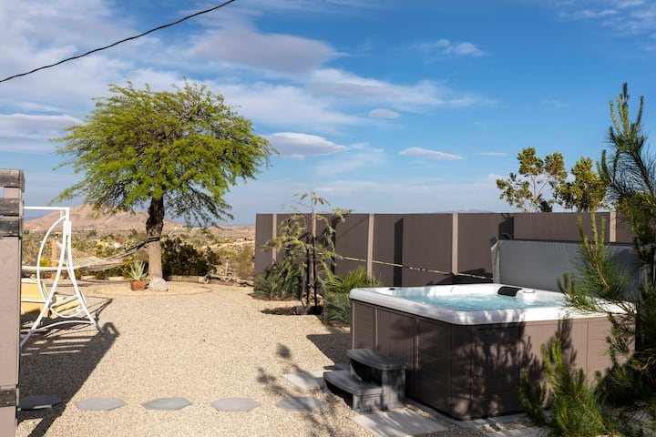 Music-lovers Escape With Hot Tub And Amazing Views - Yucca Valley, CA