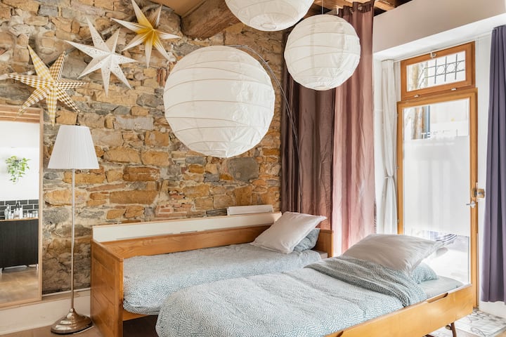 הספה נפתחת לשתי מיטות נפרדות (90 ס"מx190 ס"מ)